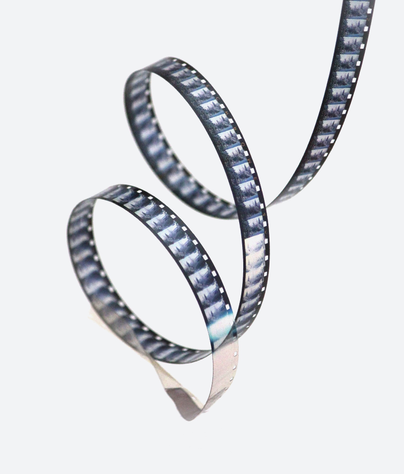 Pellicule de film en spirale illustrant la création de publicité au cinéma
